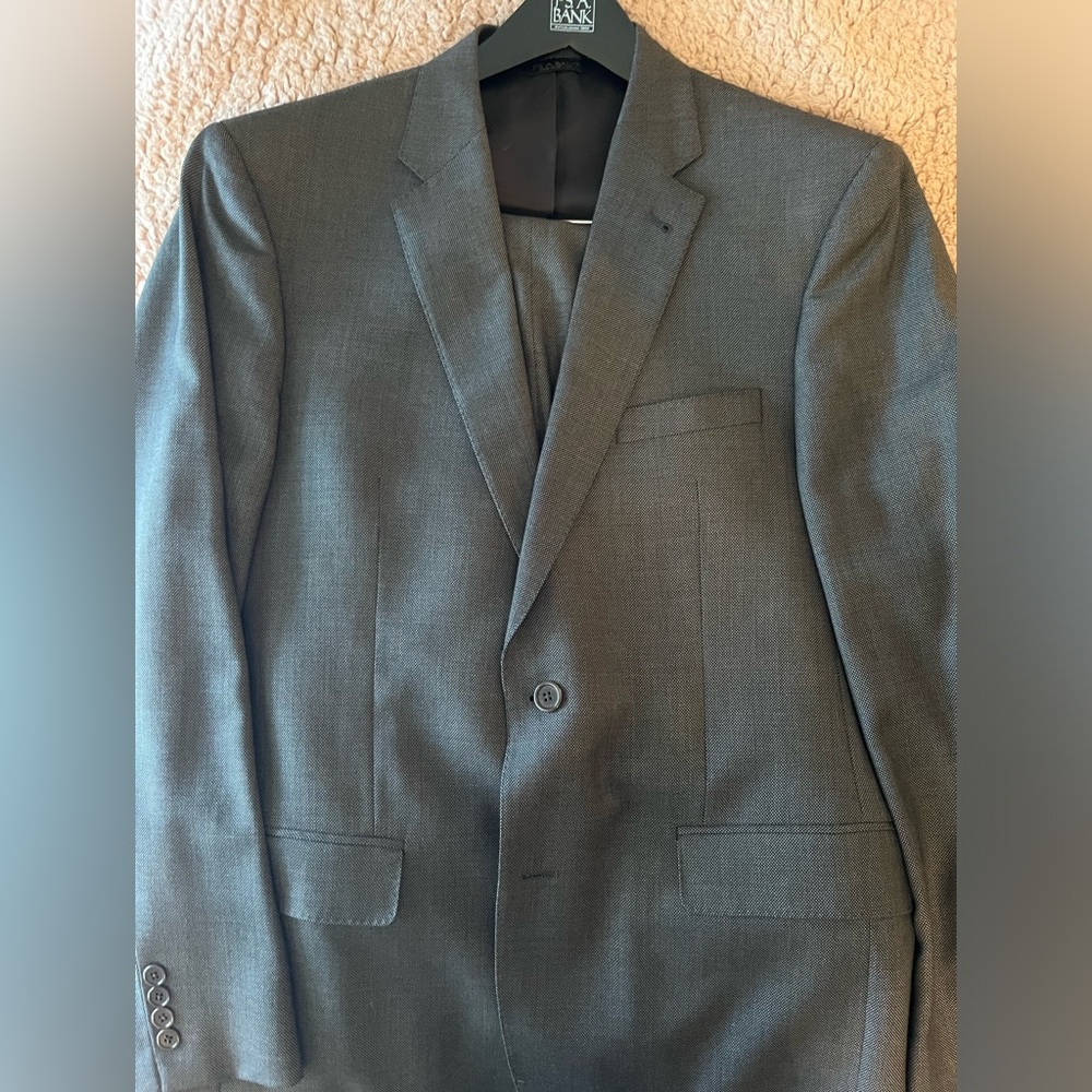 EUC Jos. A. Bank Charcoal Gray Suit 40L